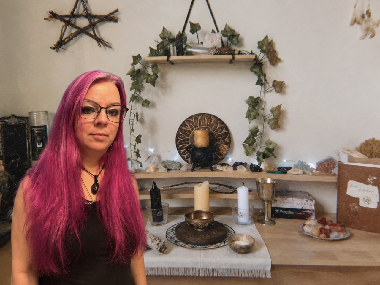 Szilágyi Rita – wicca főpapnő a saját oltáránál